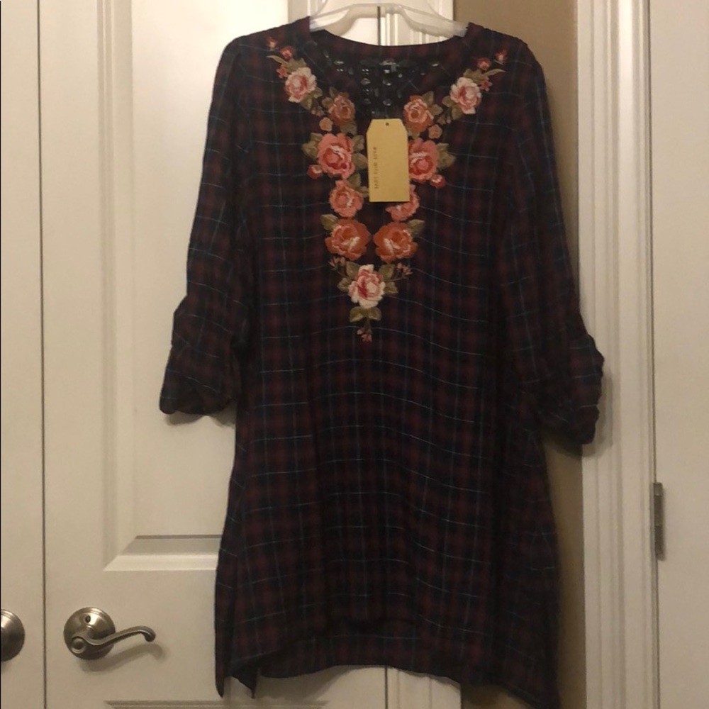 NWT SZ M tunic embroidered flowers Andre by unit
